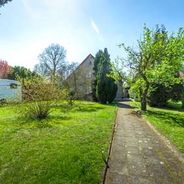Blick vom Gartentor aufs Haus
