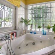 Wannenbad mit WC, Waschbecken 
