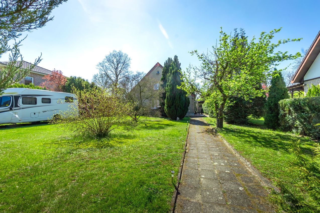 Blick vom Gartentor aufs Haus