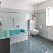 Badansicht mit Wanne, Waschbecken und WC