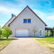 Garagenzufahrt und Eingang zur Einliegerwohnung