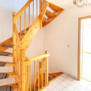EG Mitteldiele mit offener Holztreppe zu DG