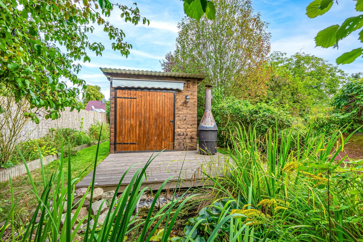 Gartenhäuschen mit Terrasse und Teich