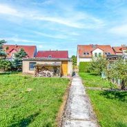 Hintere Grundstücksansicht mit Garage 2 und Zufahrt von der hinteren Anliegerstraße 