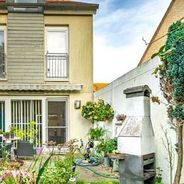 Hausansicht mit Terrasse
