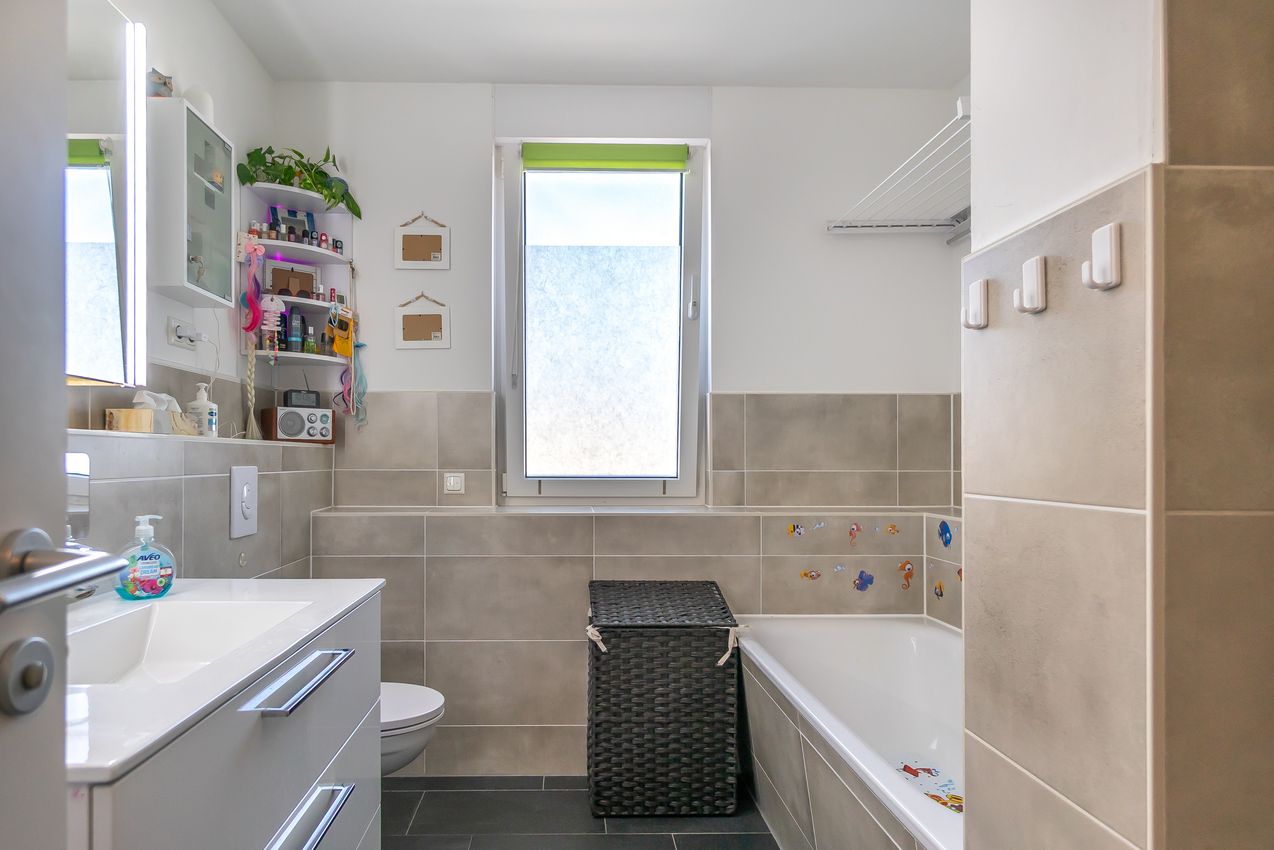 Bad mit bodengleicher Dusche & Wannenbad