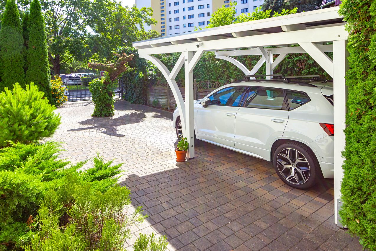 Gepflasterte Hofeinfahrt mit elektrisch betriebenem Tor