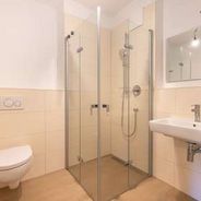 Duschbad mit WC, Waschbecken und bodengleicher Dusche