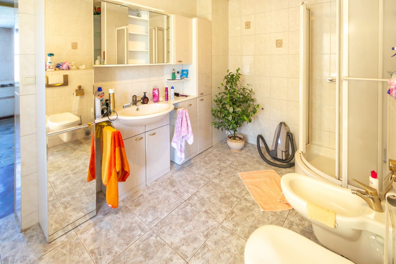 Duschbad mit WB, WC und Bidet