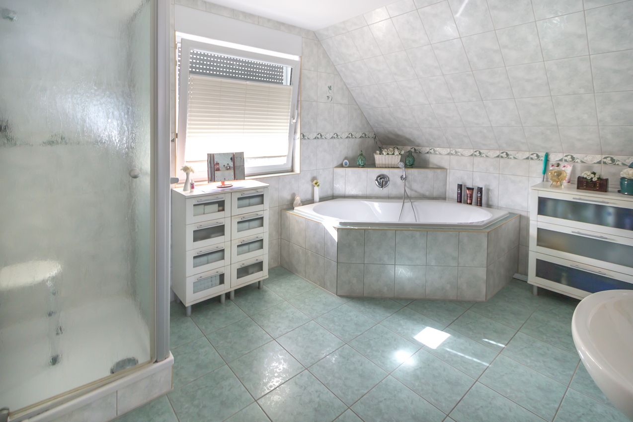 DG Masterbad mit Wanne, Dusche, WB und WC