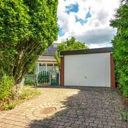 Garage mit elektr. Schwingtor
