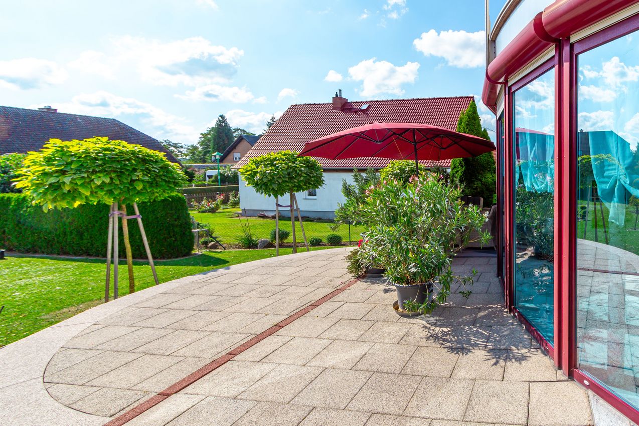 Große Halbrund-Terrasse am Wohnzimmer