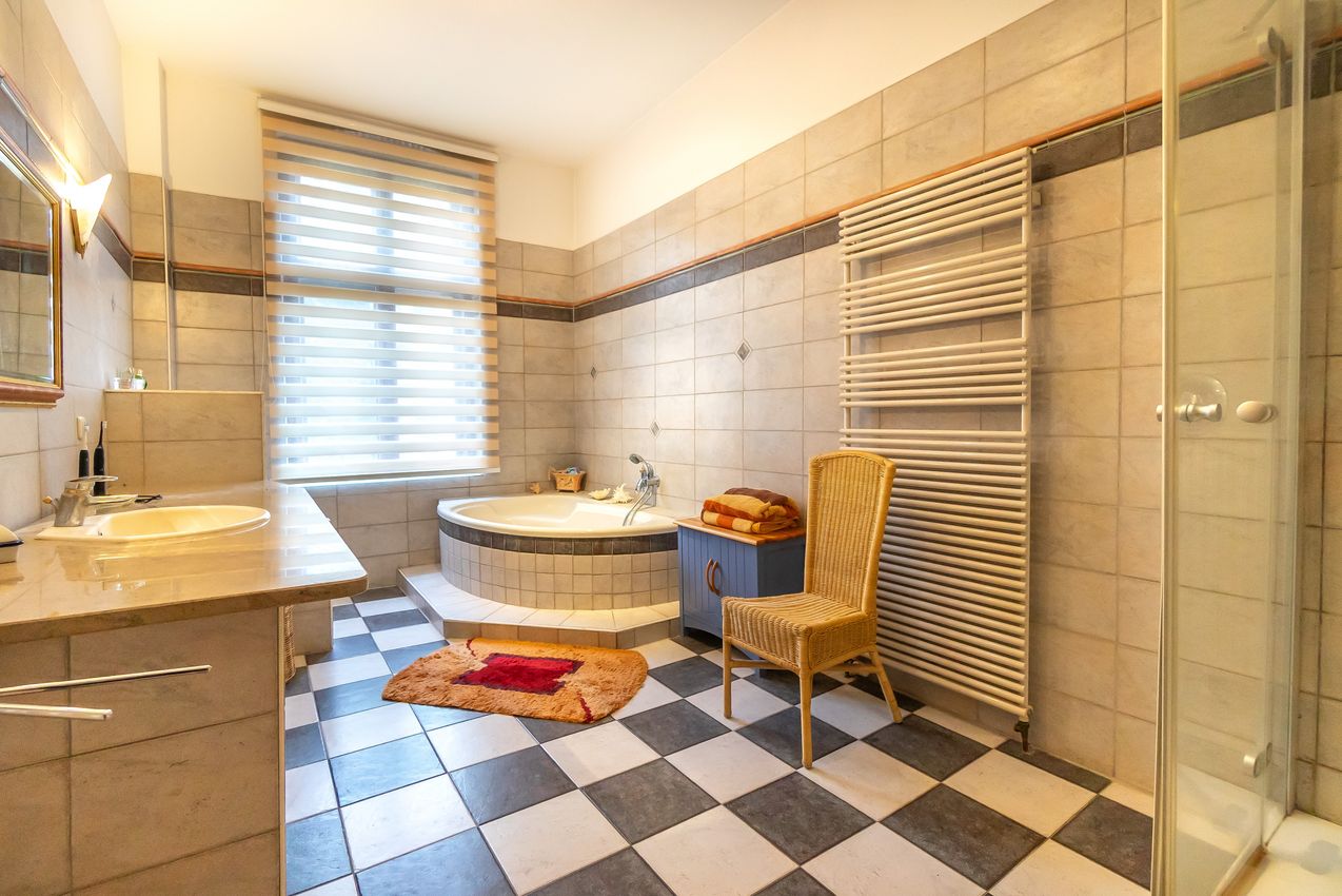 EG Masterbad mit Dusche, Wanne, WC und Waschbecken