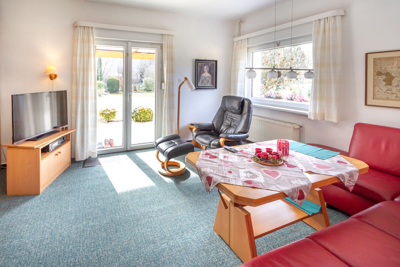 EG Wohnzimmer mit Ausgang zur überdachten Süd-Terrasse