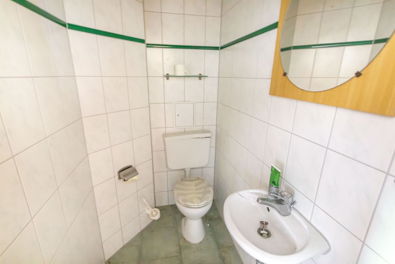Sanitärraum in der Garage mit WC und Waschbecken