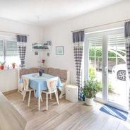 EG Wohnküche mit Essplatz und Ausgang zum Garten