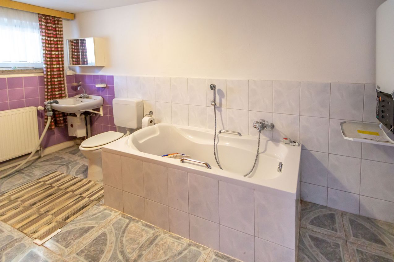 Wannenbad mit WB und WC