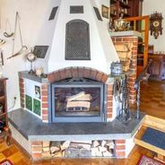 Großer Kamin im Wohnzimmer