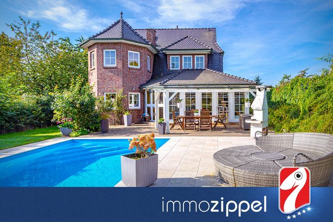 Hausansicht mit Pool