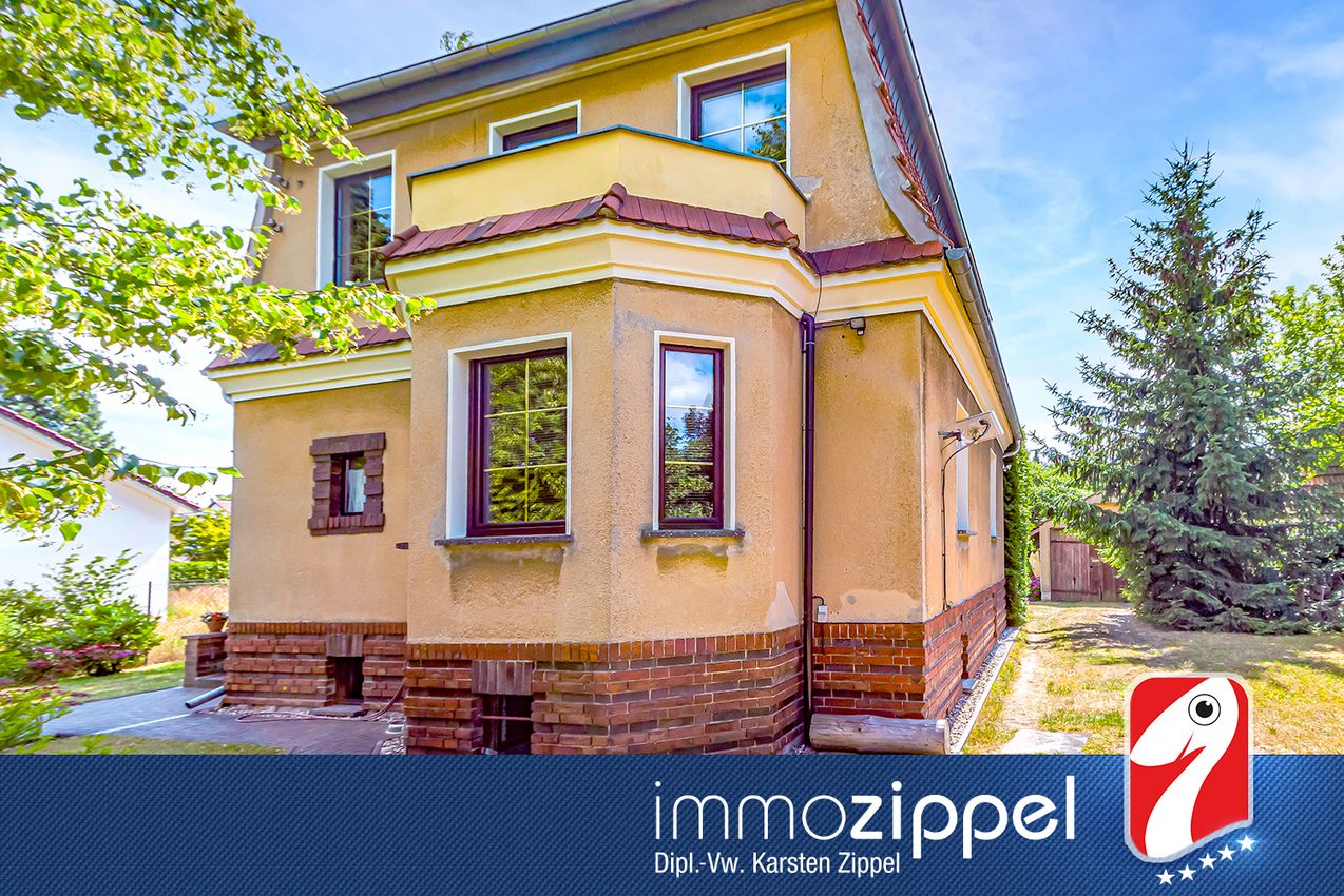 Hausansicht von der Straße mit Balkon