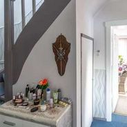 Mittelflur mit Treppe zum DG