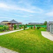 Garten mit Pavillon und zwei Geräteschuppen
