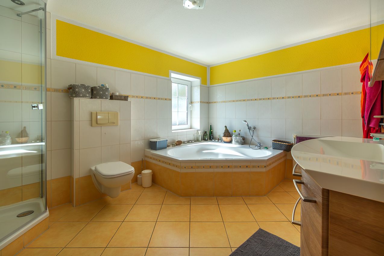 EG - Badezimmer mit Wannenbad