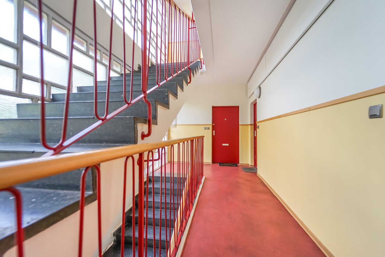 Treppenhaus mit Wohnungstür