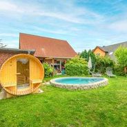 Pool und neue Faß-Sauna