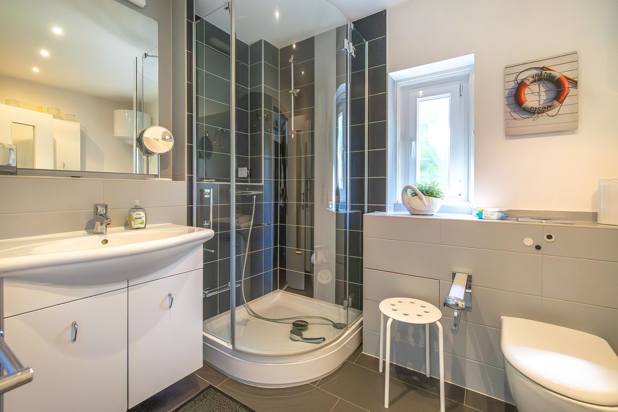 EG Badezimmer Ansicht 2 mit Duschkabine