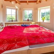 DG Idyllisches Turm-Schlafzimmer mit anliegender Ankleide