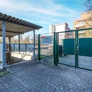 Tonnenkäfig und Eingang Tiefgarage