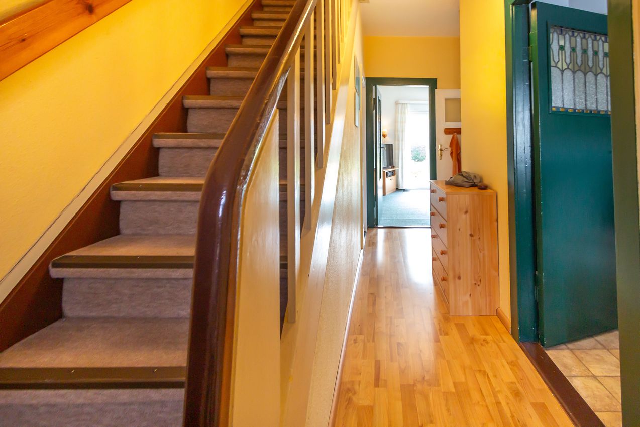 EG Mittelflur mit Treppe zum OG