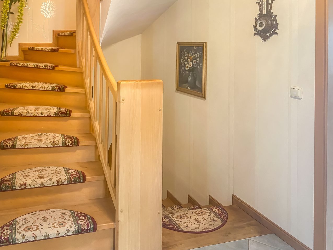 Mitteldiele mit Vollholztreppe zum DG und KG