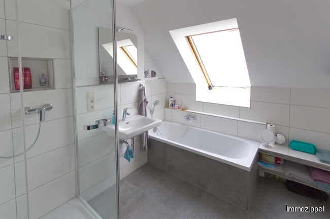 Ebene1 Bad mit Wanne und Dusche