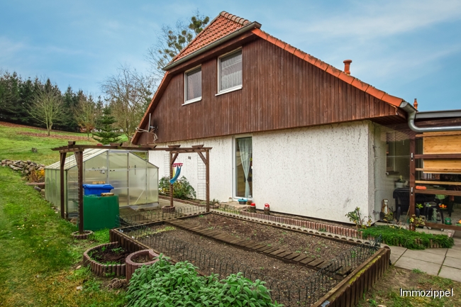 Seitenansicht mit Gemüsegarten