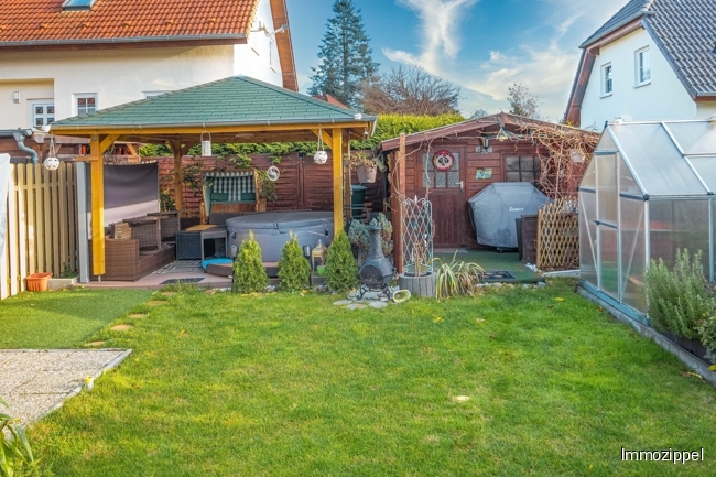 Garten mit Pavillon und Gartengerätehaus