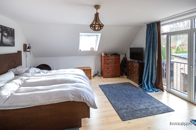 DG Schlafzimmer mit bodentiefen Fenstern