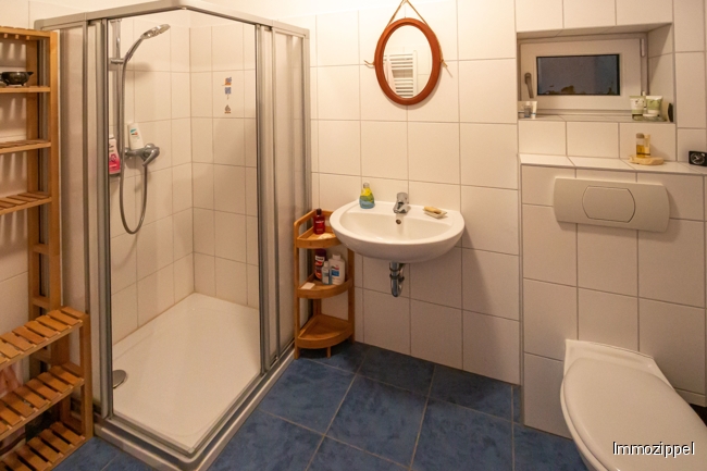 KG Gästeduschbad mit Waschmaschinenstellplatz