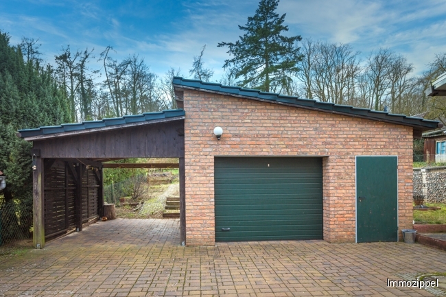 Große Garage und Carport