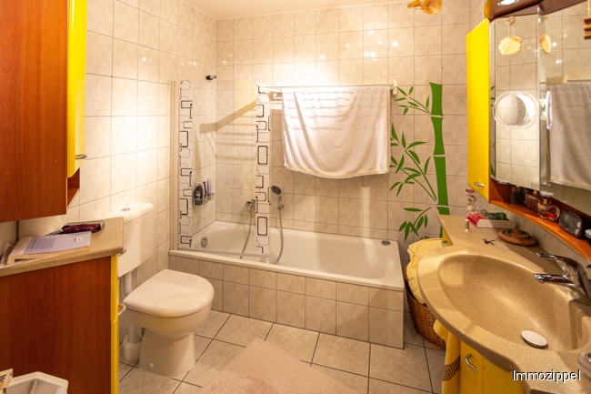 Gefliestes Wannenbad mit WB und WC