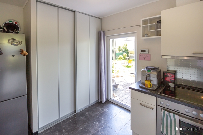 Einbauschrank und Ausgang zur Süd-Terrasse