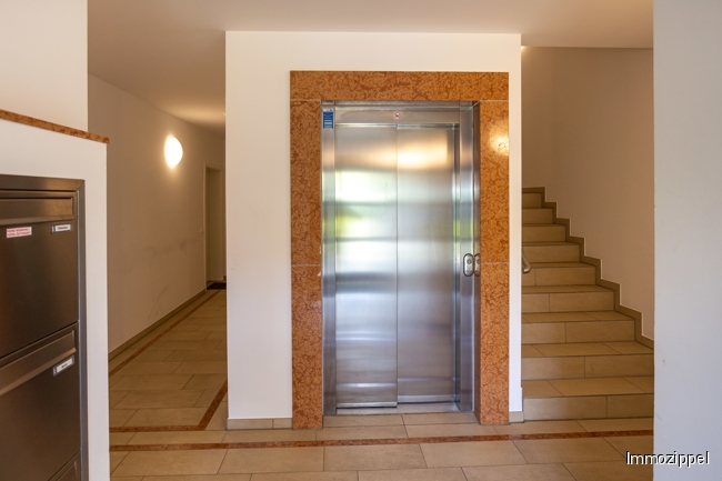 Treppenhaus mit Fahrstuhl
