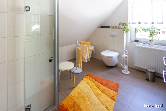 DG Modernes Duschbad mit WC