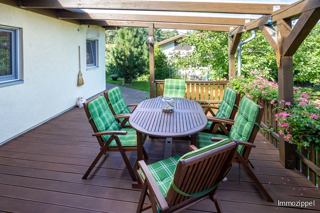 Blick auf die überdachte Terrasse vom Arbeitszimmer