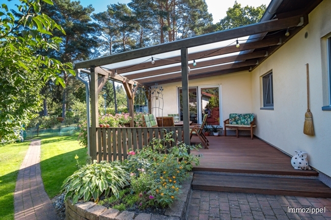 Überdachte Terrasse am Haus