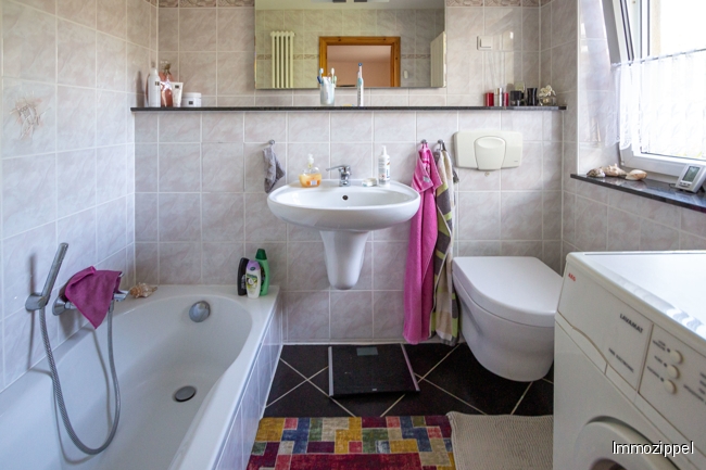Wannenbad mit WC direkt am Schlafzimmer