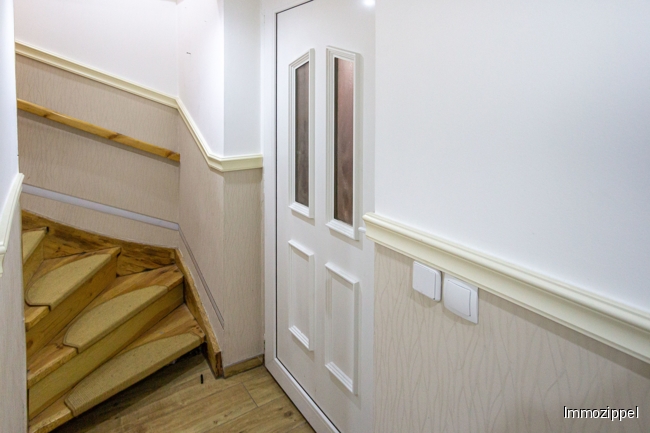 KG Treppe zum EG und Ausgang