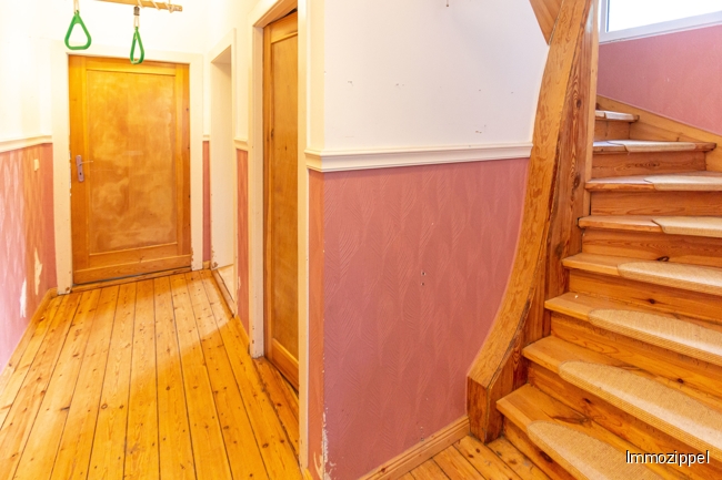 EG Mittelflur und Treppe zum OG