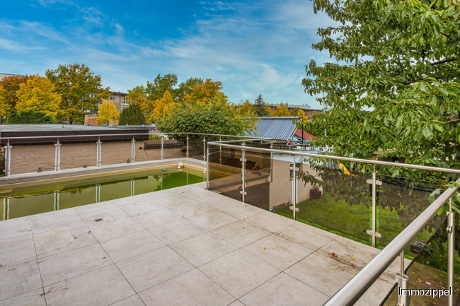 Hochterrasse mit Pool